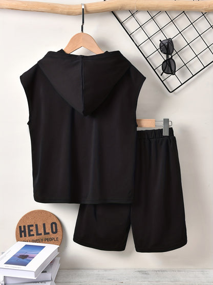 Conjunto elegante de t-shirt de manga curta com estampado de letras e calções para menino, ideal para atividades ao ar livre.