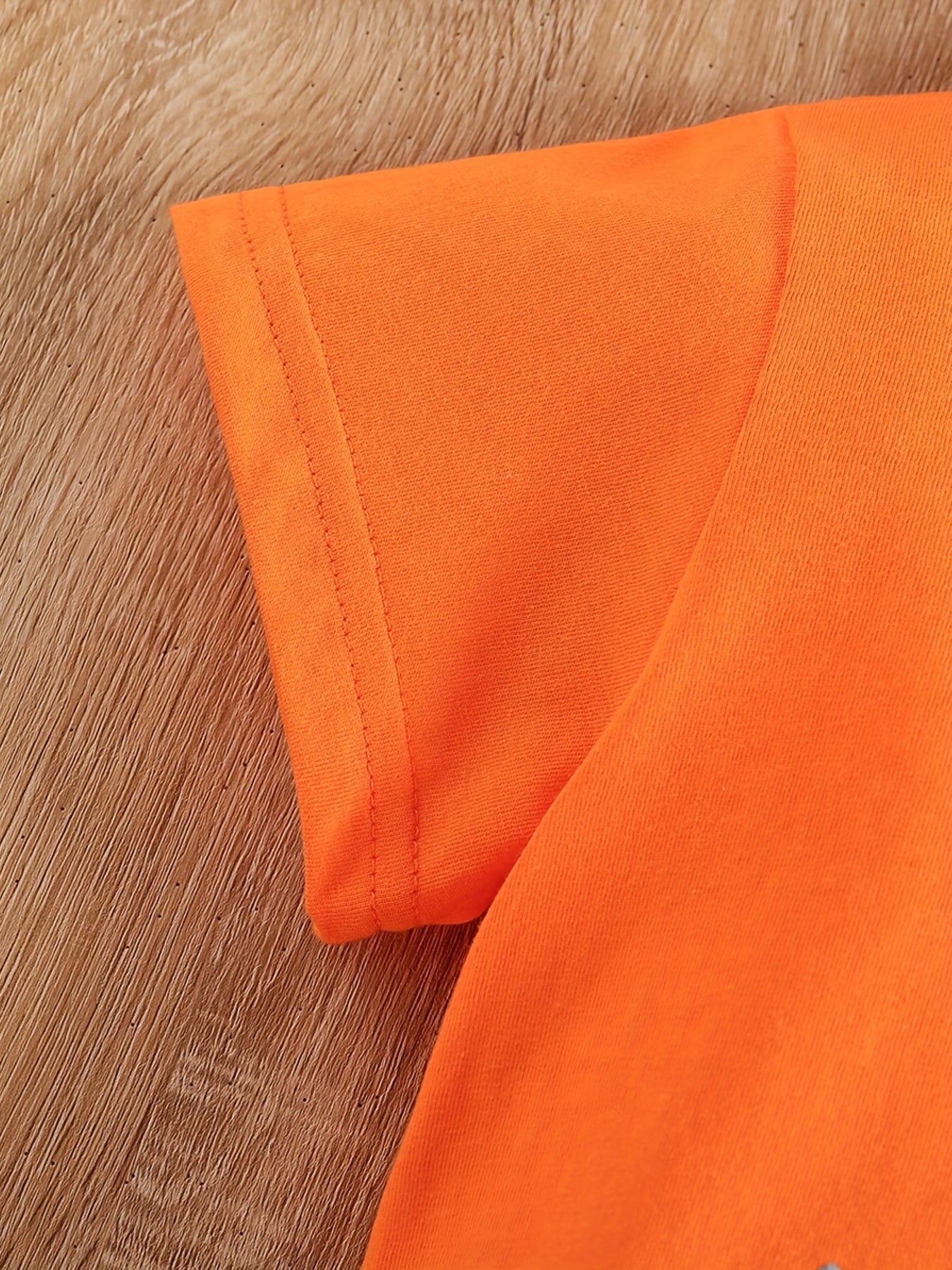 Conjunto de menino casual com estampado de tratores, composto por t-shirt de gola redonda e calções. Ideal para o dia a dia e para atividades ao ar livre.