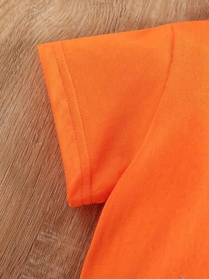 Conjunto de menino casual com estampado de tratores, composto por t-shirt de gola redonda e calções. Ideal para o dia a dia e para atividades ao ar livre.