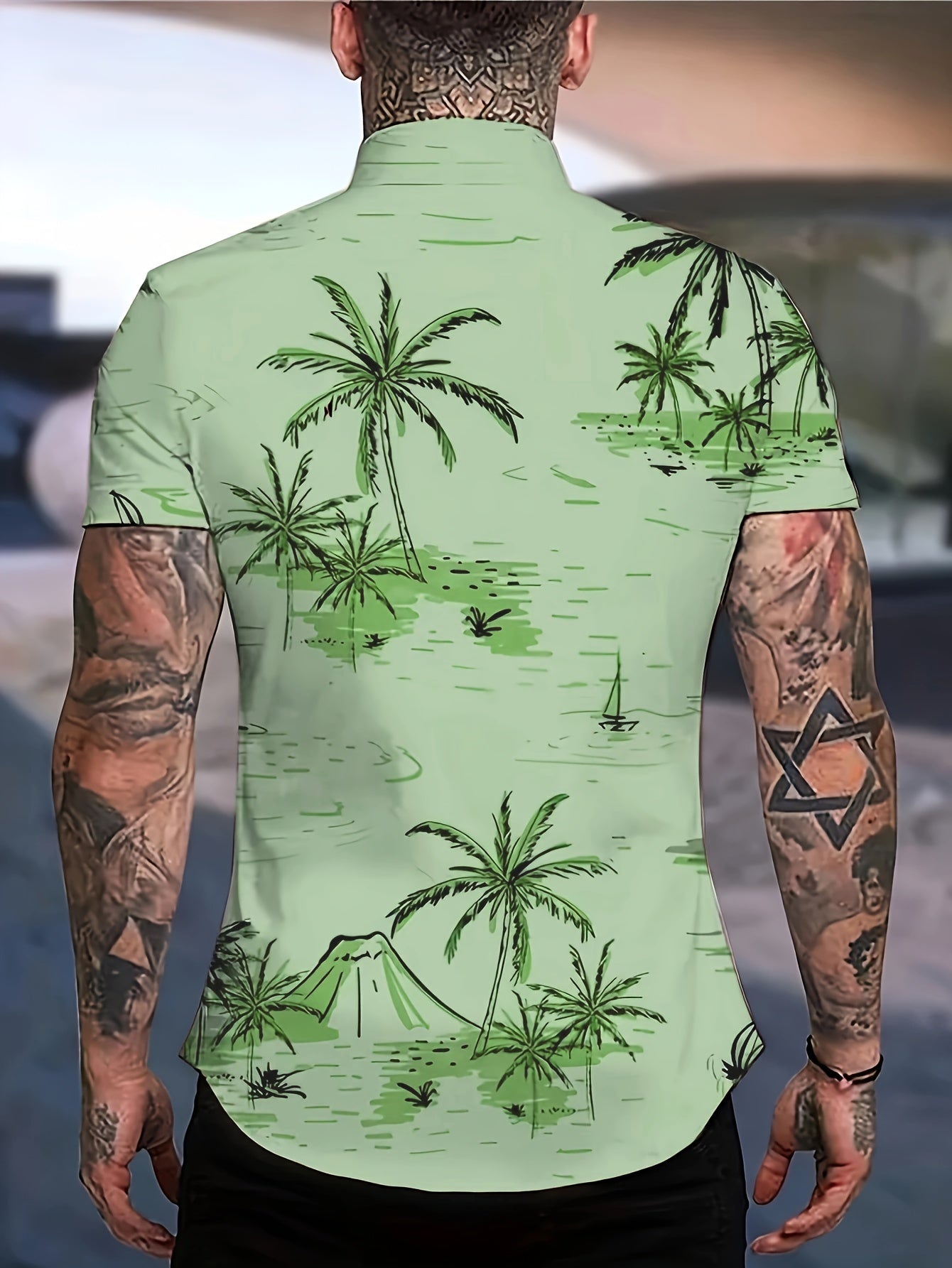 Camisa de homem de manga curta com estampado de coqueiros, ideal para o dia a dia em resorts e para a praia.