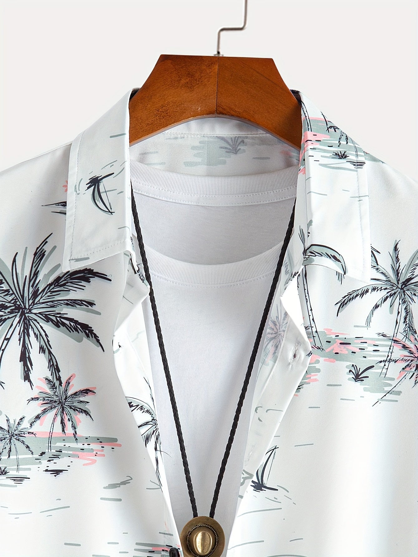 Camisa de homem de manga curta com estampado de coqueiros, ideal para o dia a dia em resorts e para a praia.