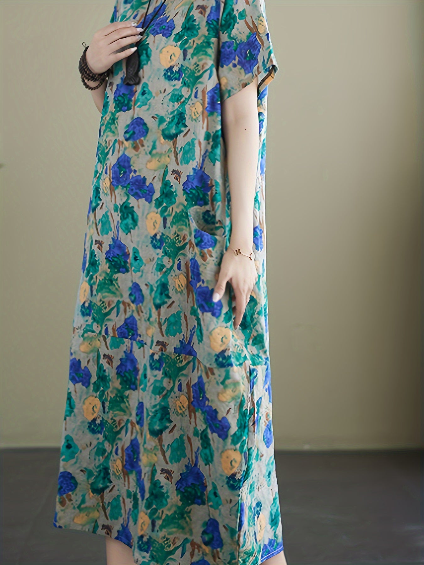 Vestido largo com estampado total e bolso, modelo casual de manga curta e gola redonda. Roupa feminina.