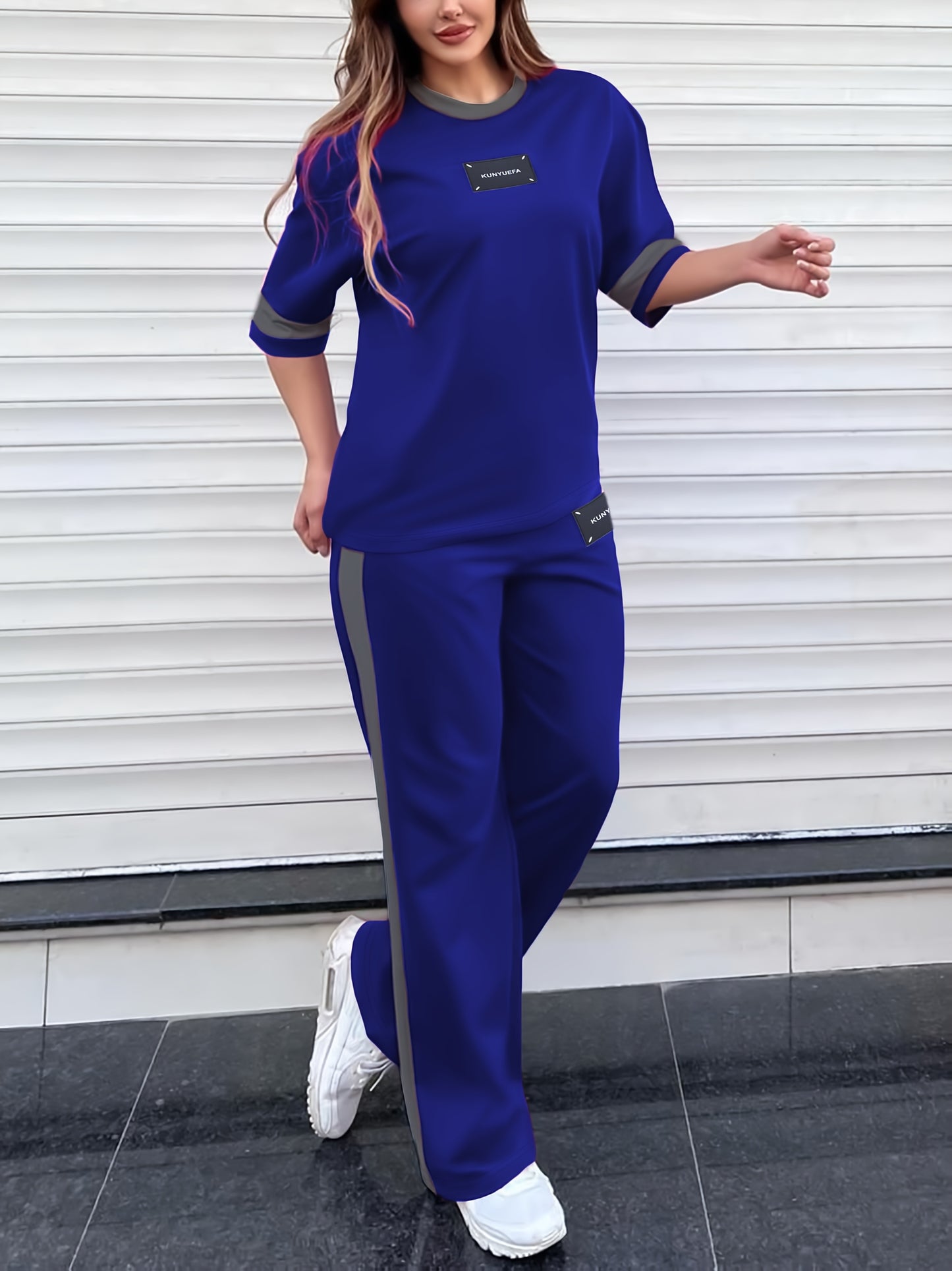 Tendência de moda outono: Conjunto de duas peças para menina composto por t-shirt de manga curta com gola redonda e blocos de cor + calças direitas casuais com cintura elástica e corte largo.