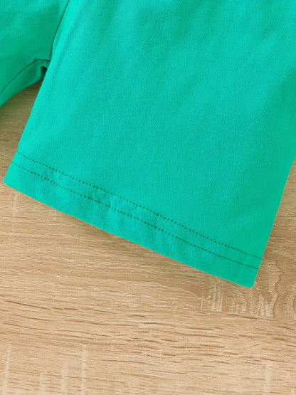 Conjunto de menino casual com estampado de tratores, composto por t-shirt de gola redonda e calções. Ideal para o dia a dia e para atividades ao ar livre.