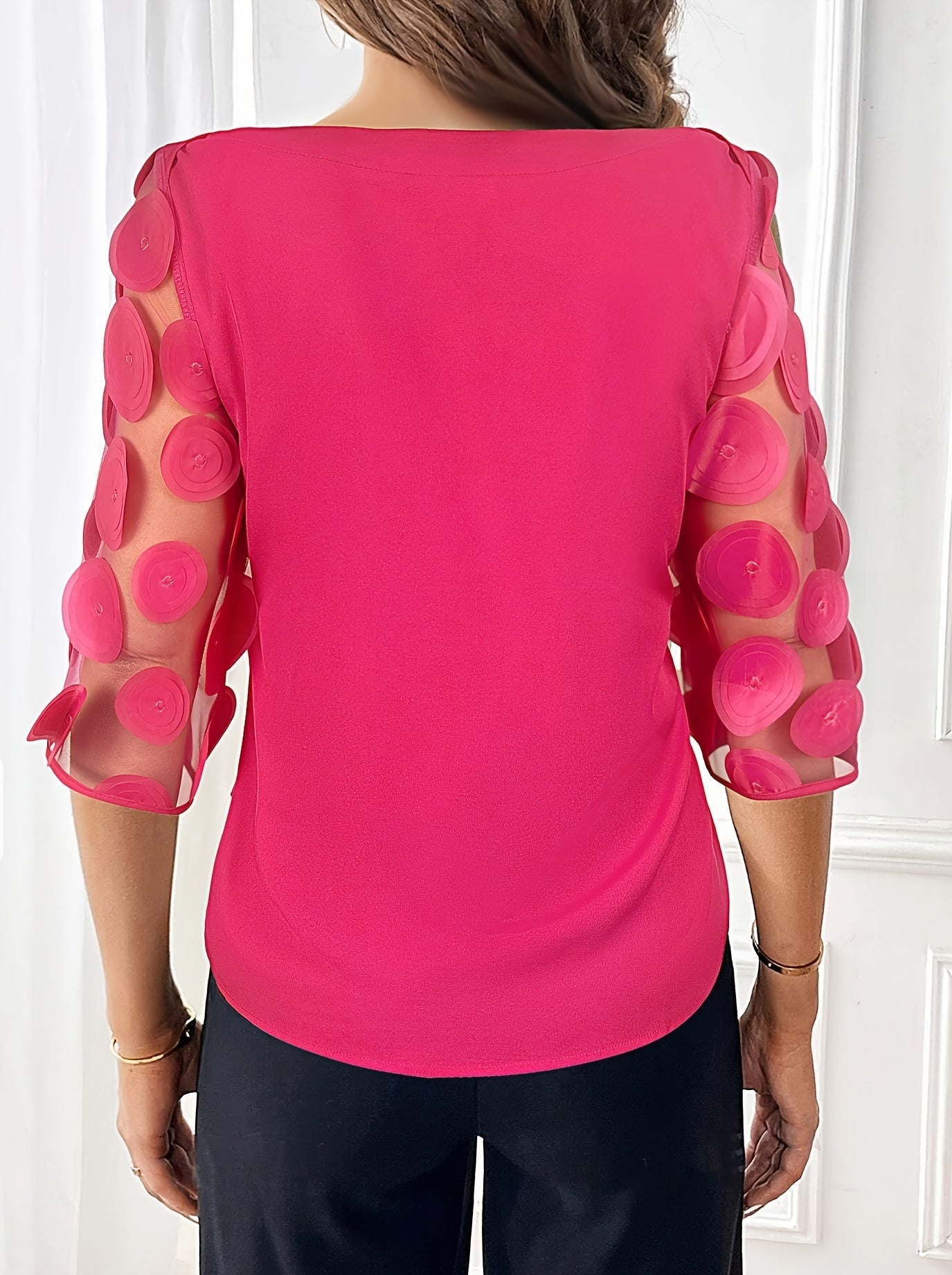 Blusa elegante com ombros à mostra, painel de tule transparente e detalhe de atar na cintura - Cor sólida chique, mangas curtas, lavável à máquina - Perfeita para looks elegantes.