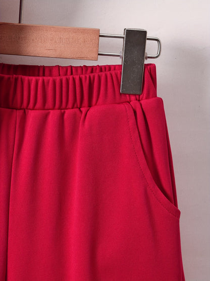 Conjunto elegante de t-shirt de manga curta com estampado de letras e calções para menino, ideal para atividades ao ar livre.