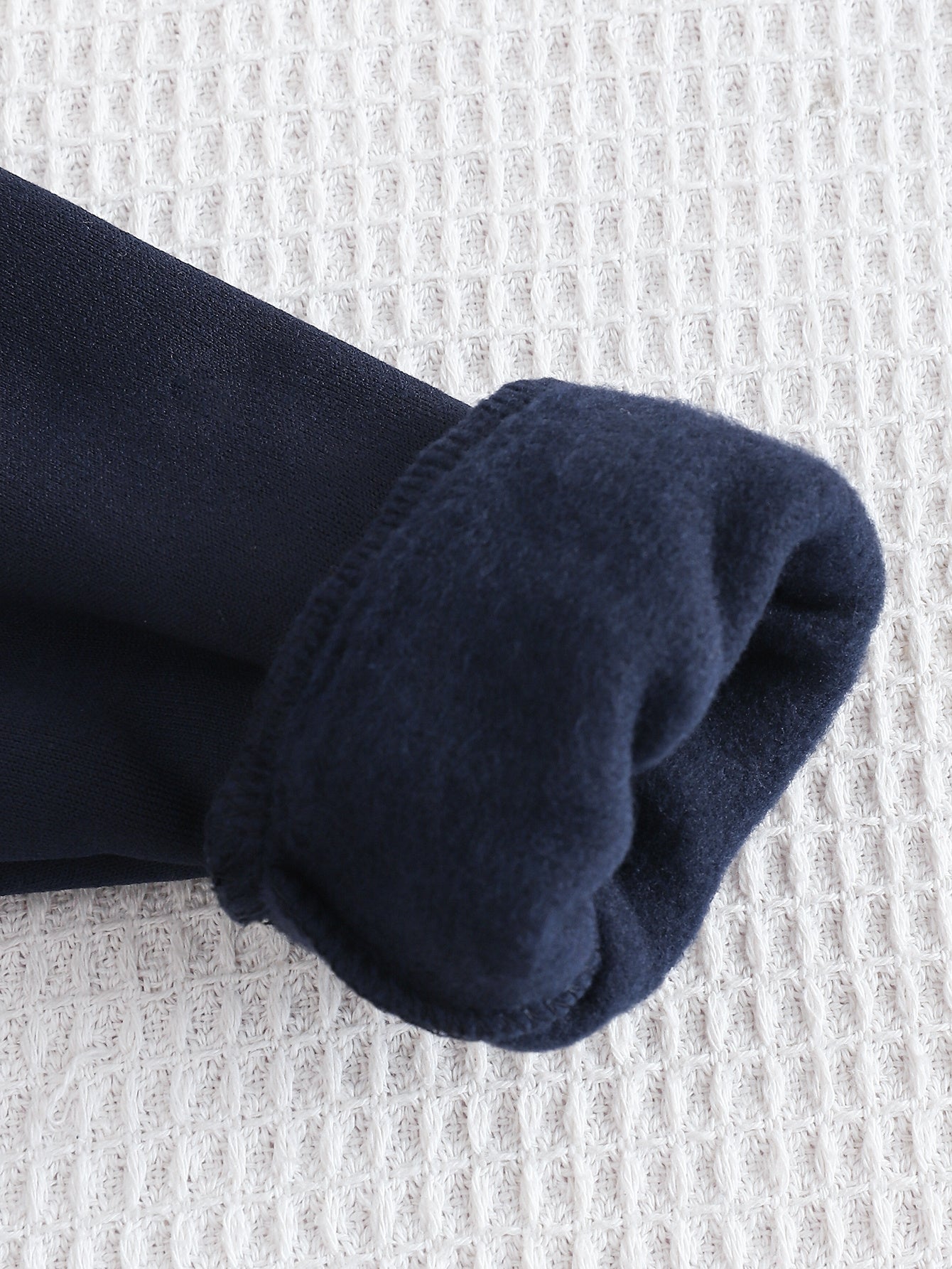 Boys' Autumn/Winter New Three-Piece Set with Mickey Mouse Classic Cartoon Print Long-Sleeve Round Neck Hoodie and Zip-Up Sleeveless Top, Matching Printed Sweatpants - Fleece-Lined Thickened Warm Comfortable Outfit for Parties