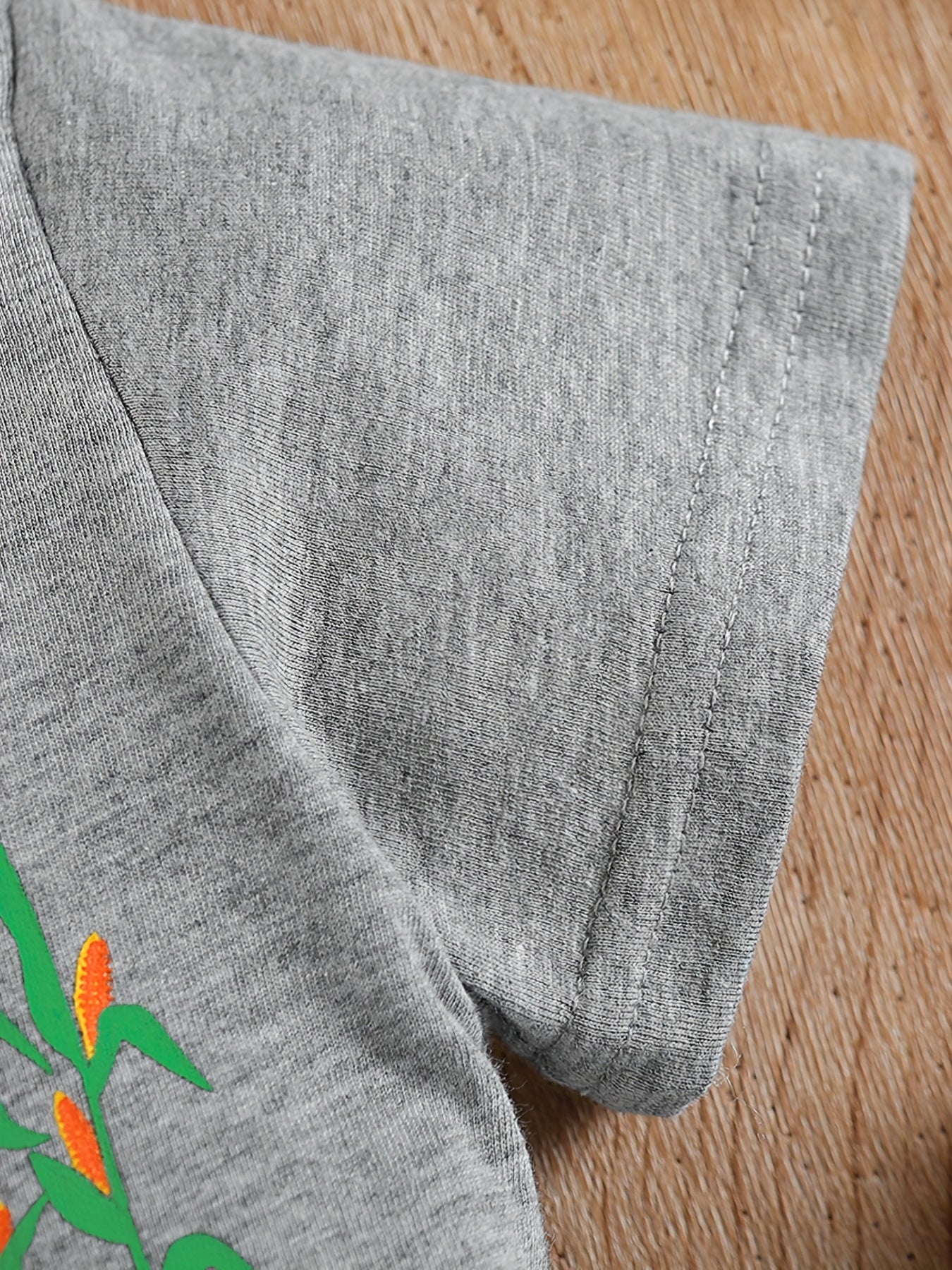 Conjunto de menino casual com estampado de tratores, composto por t-shirt de gola redonda e calções. Ideal para o dia a dia e para atividades ao ar livre.