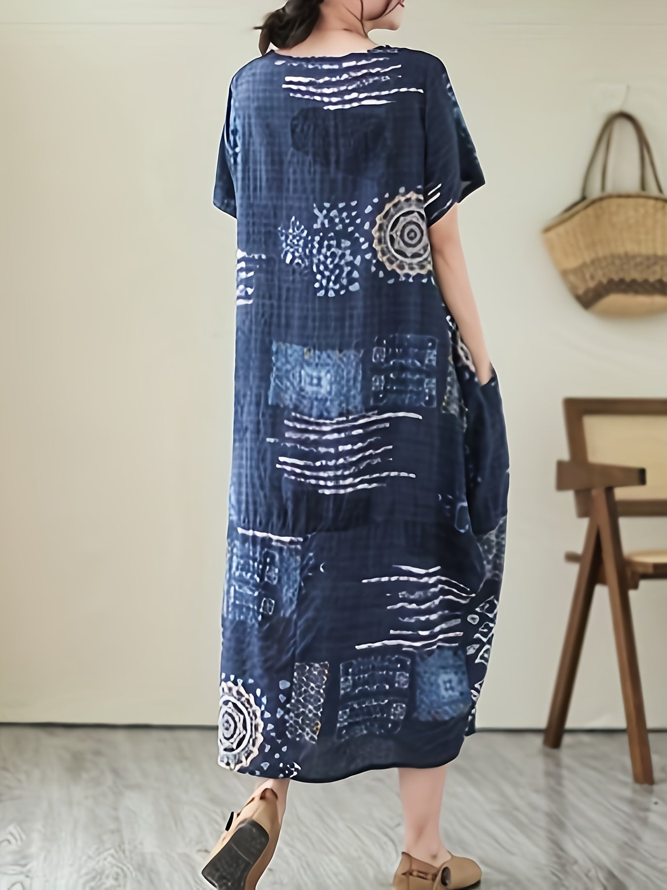 Vestido largo com estampado total e bolso, modelo casual de manga curta e gola redonda. Roupa feminina.