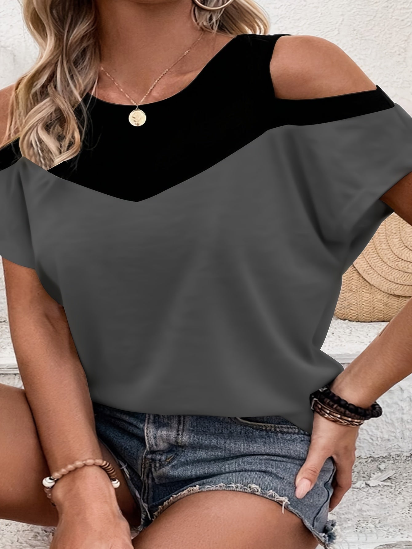9068# Women's Plus Size Off-Shoulder Round Neck T-Shirt - Color Block Striped Summer Top, Breathable Machine-Washable Casual Elegant Tee, Ladies T Shirts, Easycare Clothing, Nontransparent Fabric, Relaxed Fit, Stylish Blouse,