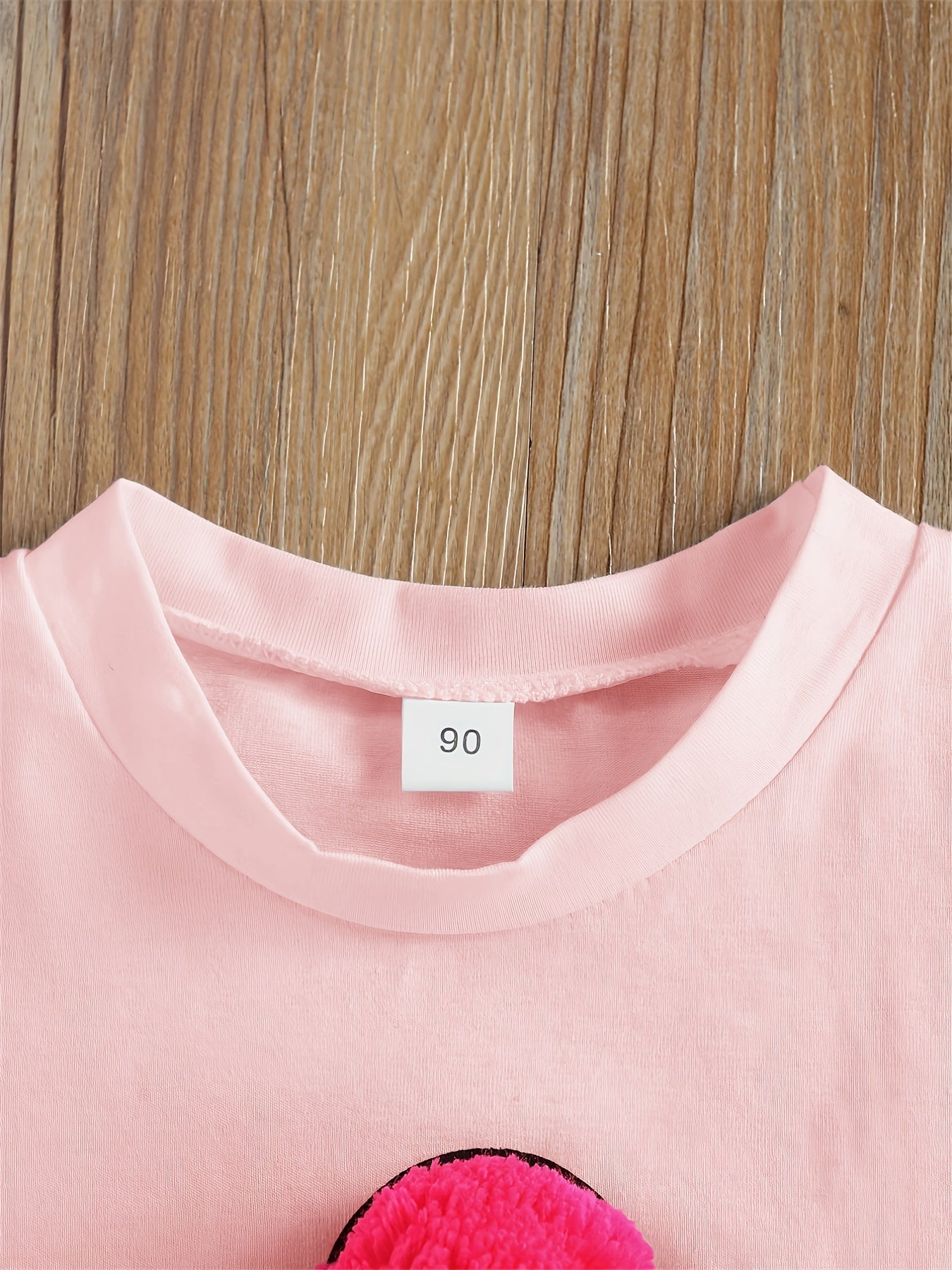 Conjunto adorável para menina com t-shirt de manga curta estampada com gelado e calções de ganga rasgados com detalhe de laço rosa - Roupa de verão elástica e respirável para uso casual, perfeita para atividades ao ar livre.