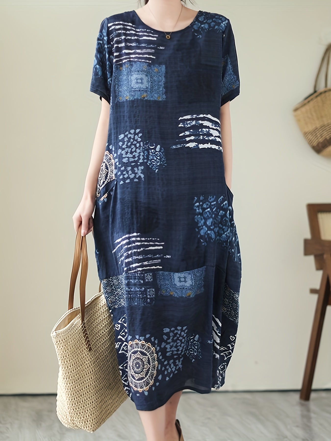 Vestido largo com estampado total e bolso, modelo casual de manga curta e gola redonda. Roupa feminina.