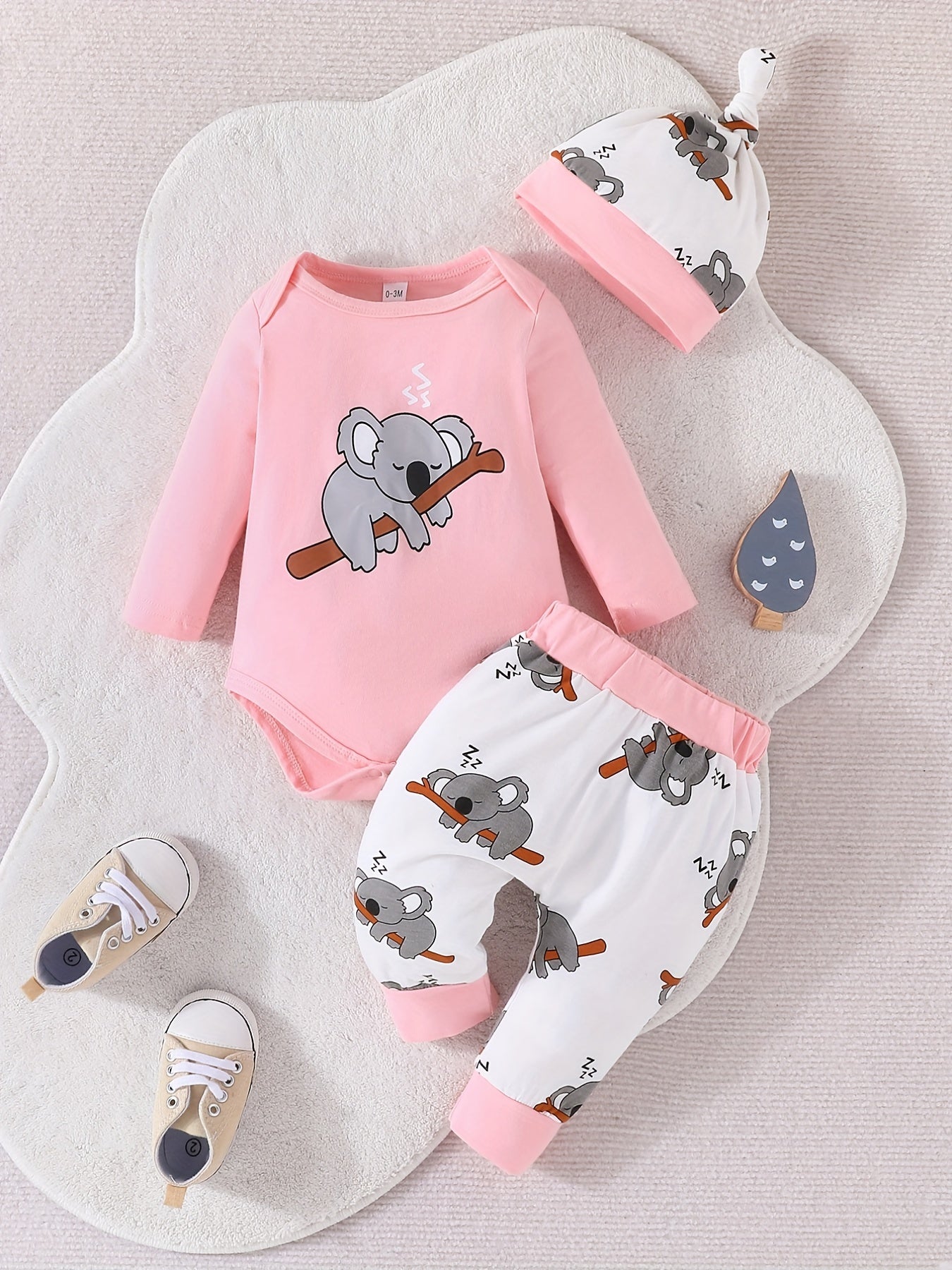 Conjunto de body de manga comprida, calças e gorro para bebé menino em algodão com estampado de coala a dormir super giro. Roupa para recém-nascido.