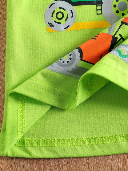 Conjunto de menino casual com estampado de tratores, composto por t-shirt de gola redonda e calções. Ideal para o dia a dia e para atividades ao ar livre.