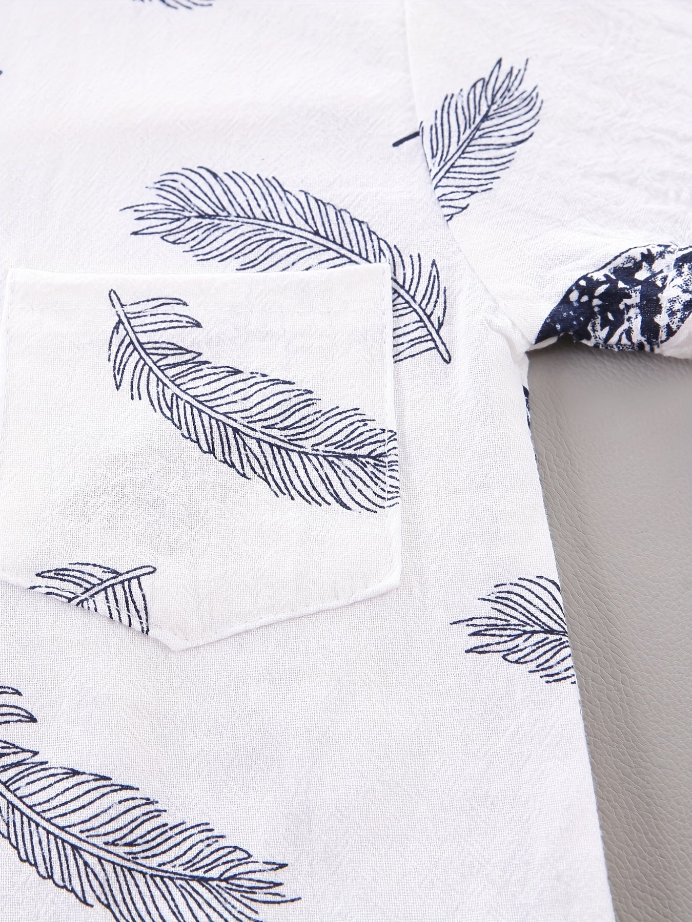 Conjunto casual para bebé menino - Camisola de manga curta e calções com estampado de penas - Conjunto infantil de 2 peças para atividades ao ar livre