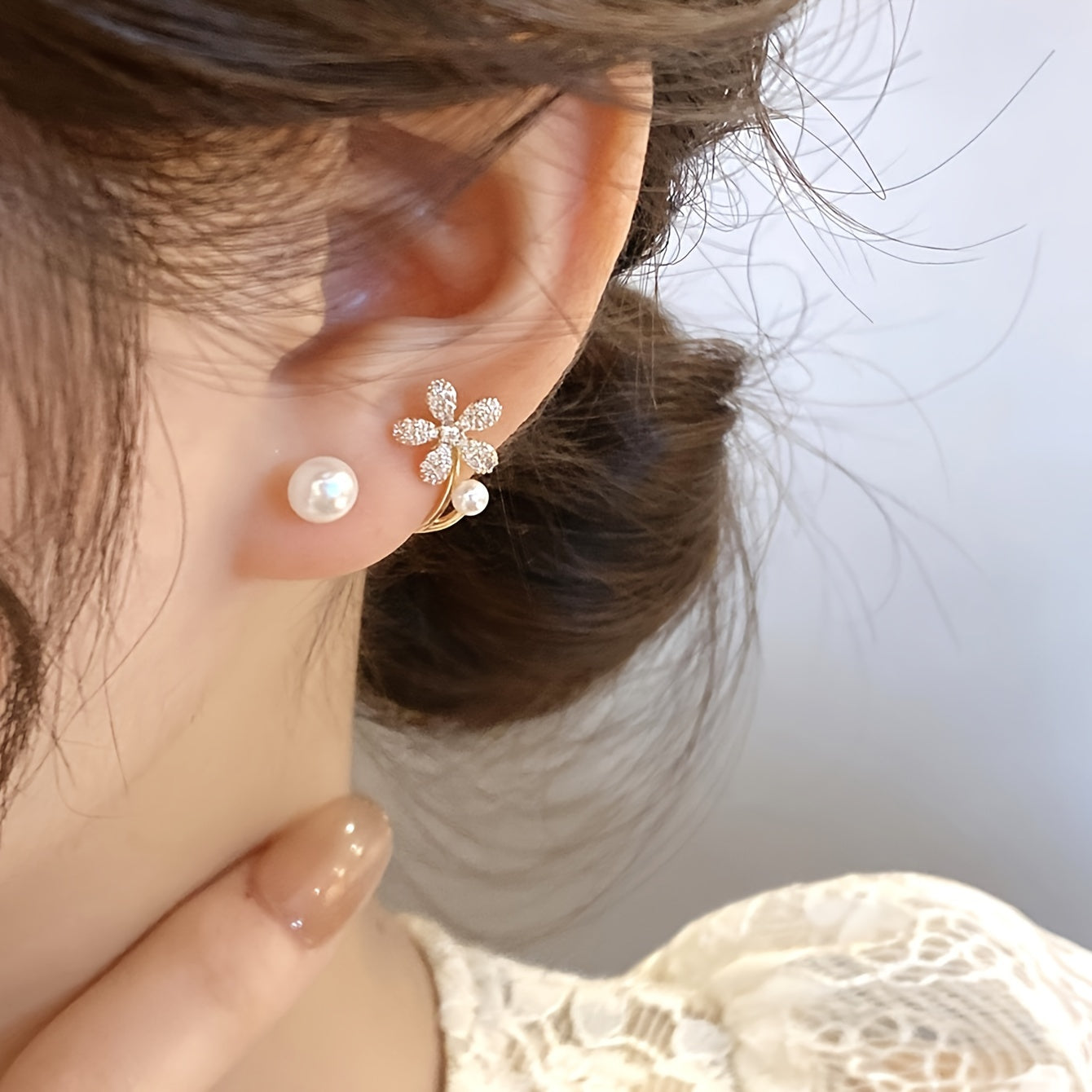 Brincos de pino com flor dourada requintada e decoração de pérola sintética com zircónias brilhantes. Joias elegantes e simples em liga metálica. Presente feminino moderno.