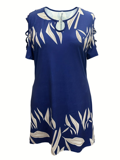 Vestido casual plus size para menina com estampado de folhas, detalhe de argola, mangas recortadas, gola redonda, corte alto e evasé frontal.