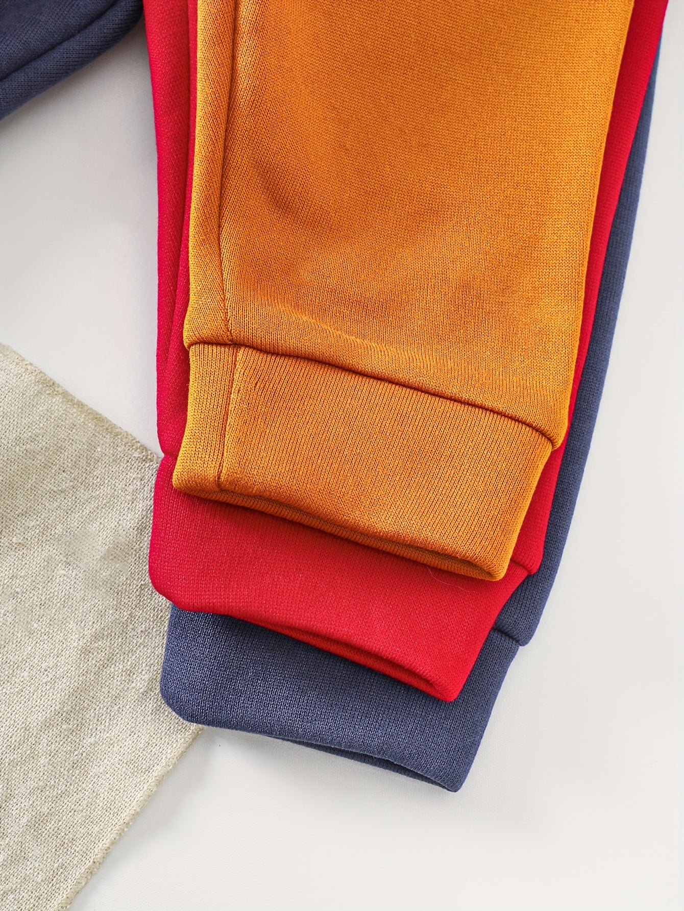 A Set of Three Fleece Hoodies for Baby Boys, Packaged in Six Pieces, Featuring a Cute Bear Patch. Perfect for Outdoor Wear During The Autumn And Winter Seasons, Making It a Great Gift for Children.