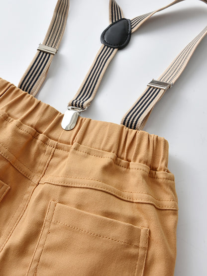 Conjunto de menino estilo cavalheiro, composto por camisa de manga comprida aos quadrados com botões e gravata borboleta, e calças com suspensórios. Ideal para uso diário e em atividades ao ar livre.