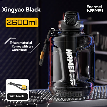 Garrafa de água NRMEI de 1,9 litros com marcador de tempo - Garrafa de hidratação de 1,9 litros livre de BPA, garrafa de água desportiva grande com palhinha e tampa, pega, adequada para campismo e ginásio.