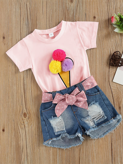 Conjunto adorável para menina com t-shirt de manga curta estampada com gelado e calções de ganga rasgados com detalhe de laço rosa - Roupa de verão elástica e respirável para uso casual, perfeita para atividades ao ar livre.