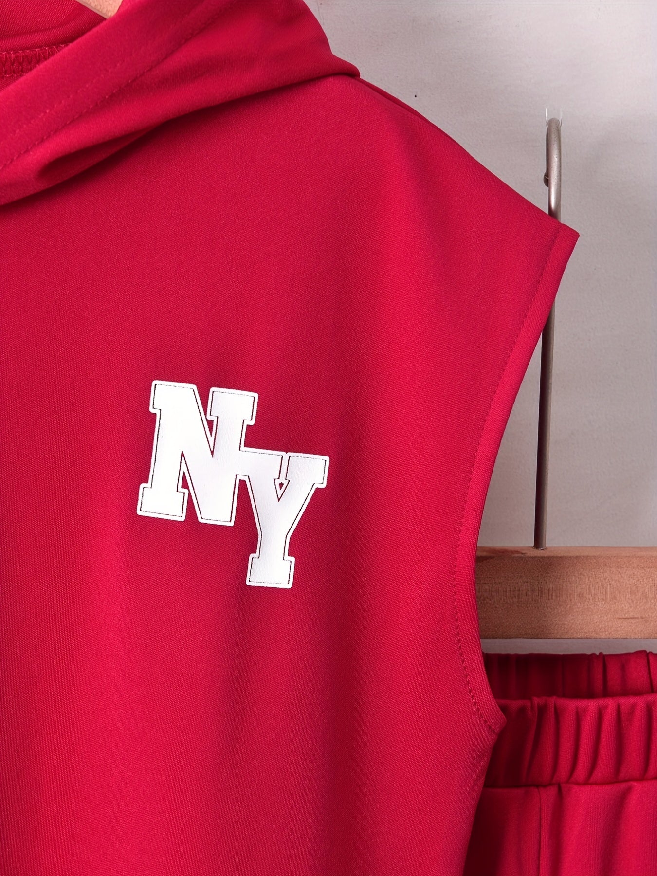 Conjunto elegante de t-shirt de manga curta com estampado de letras e calções para menino, ideal para atividades ao ar livre.