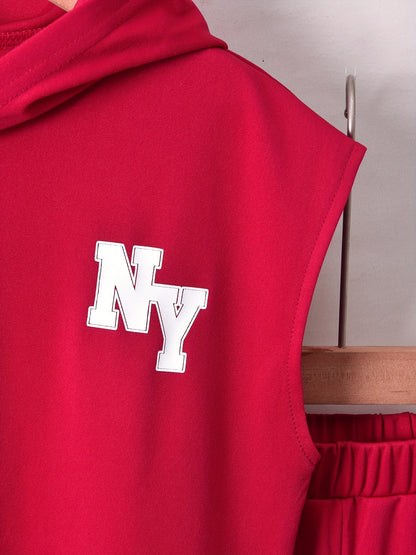 Conjunto elegante de t-shirt de manga curta com estampado de letras e calções para menino, ideal para atividades ao ar livre.