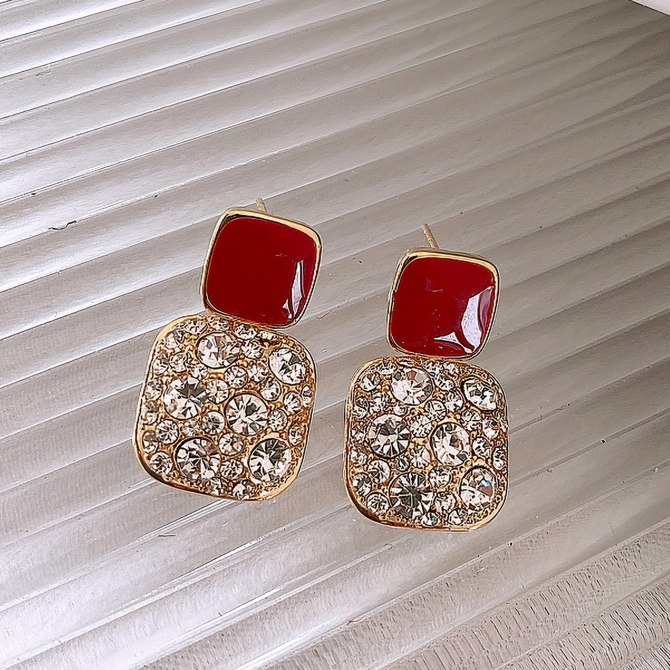 Brincos pendentes quadrados com decoração brilhante de strass, estilo luxuoso e elegante, em liga metálica, perfeitos para festas e banquetes.