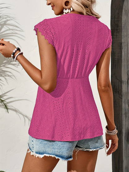 Elegante blusa branca com decote em V e detalhes em renda e ilhós - Manga curta, textura de crochet, perfeita para o verão, moda feminina, look casual de verão | Blusa com detalhes em renda | Textura de crochê