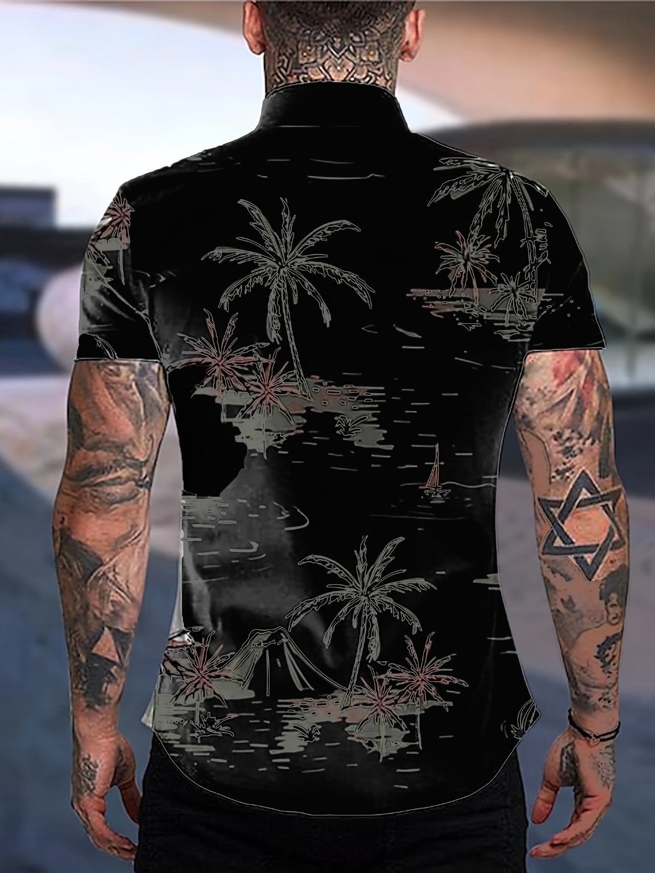 Camisa de homem de manga curta com estampado de coqueiros, ideal para o dia a dia em resorts e para a praia.