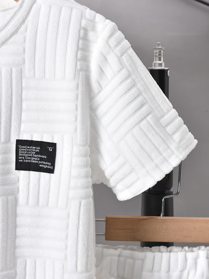 Conjunto de duas peças para menino, composto por t-shirt de manga curta com gola redonda e calções casuais, perfeito para atividades ao ar livre.