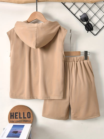 Conjunto elegante de t-shirt de manga curta com estampado de letras e calções para menino, ideal para atividades ao ar livre.