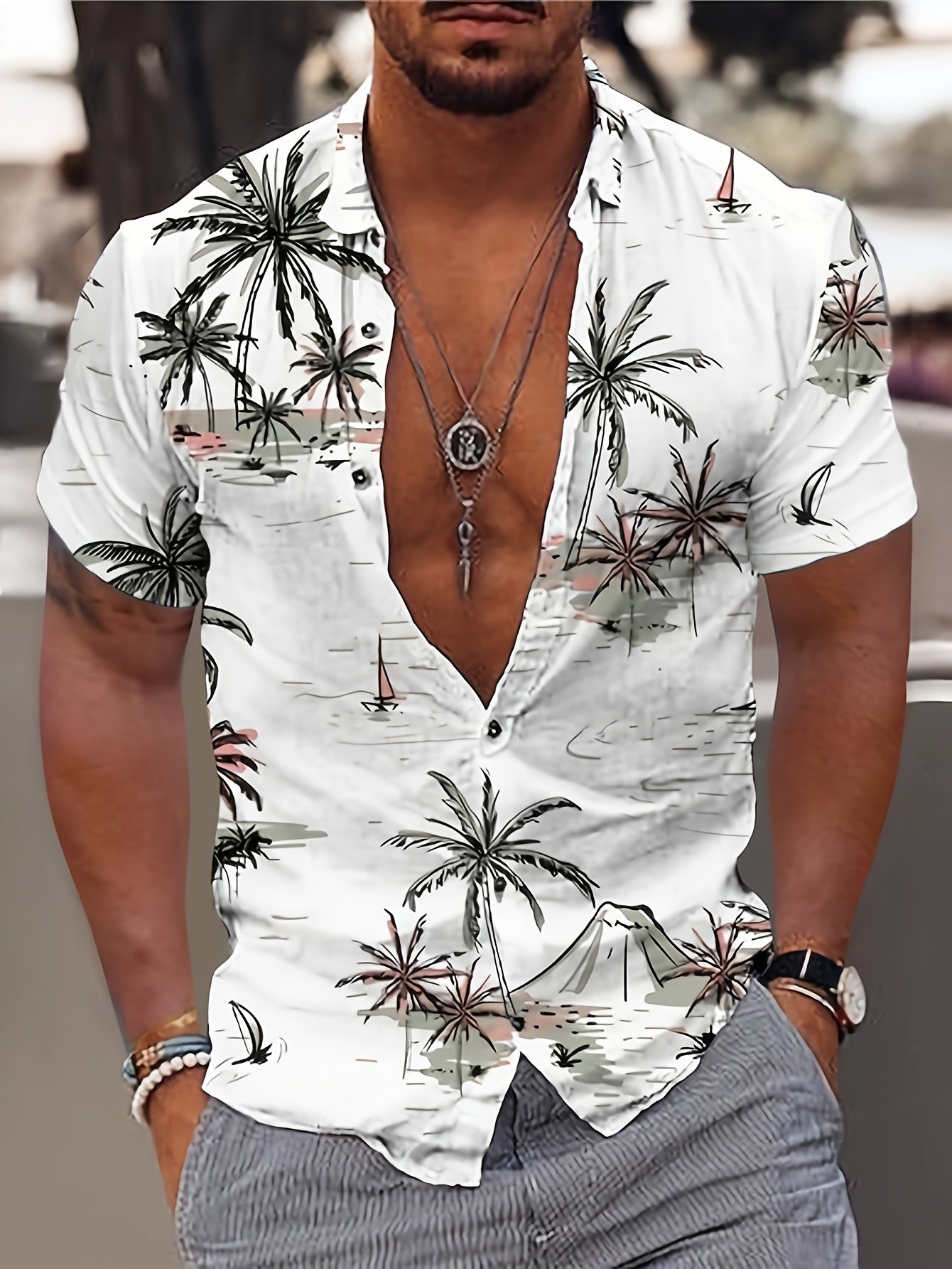 Camisa de homem de manga curta com estampado de coqueiros, ideal para o dia a dia em resorts e para a praia.