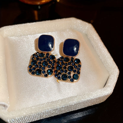 Brincos pendentes quadrados com decoração brilhante de strass, estilo luxuoso e elegante, em liga metálica, perfeitos para festas e banquetes.