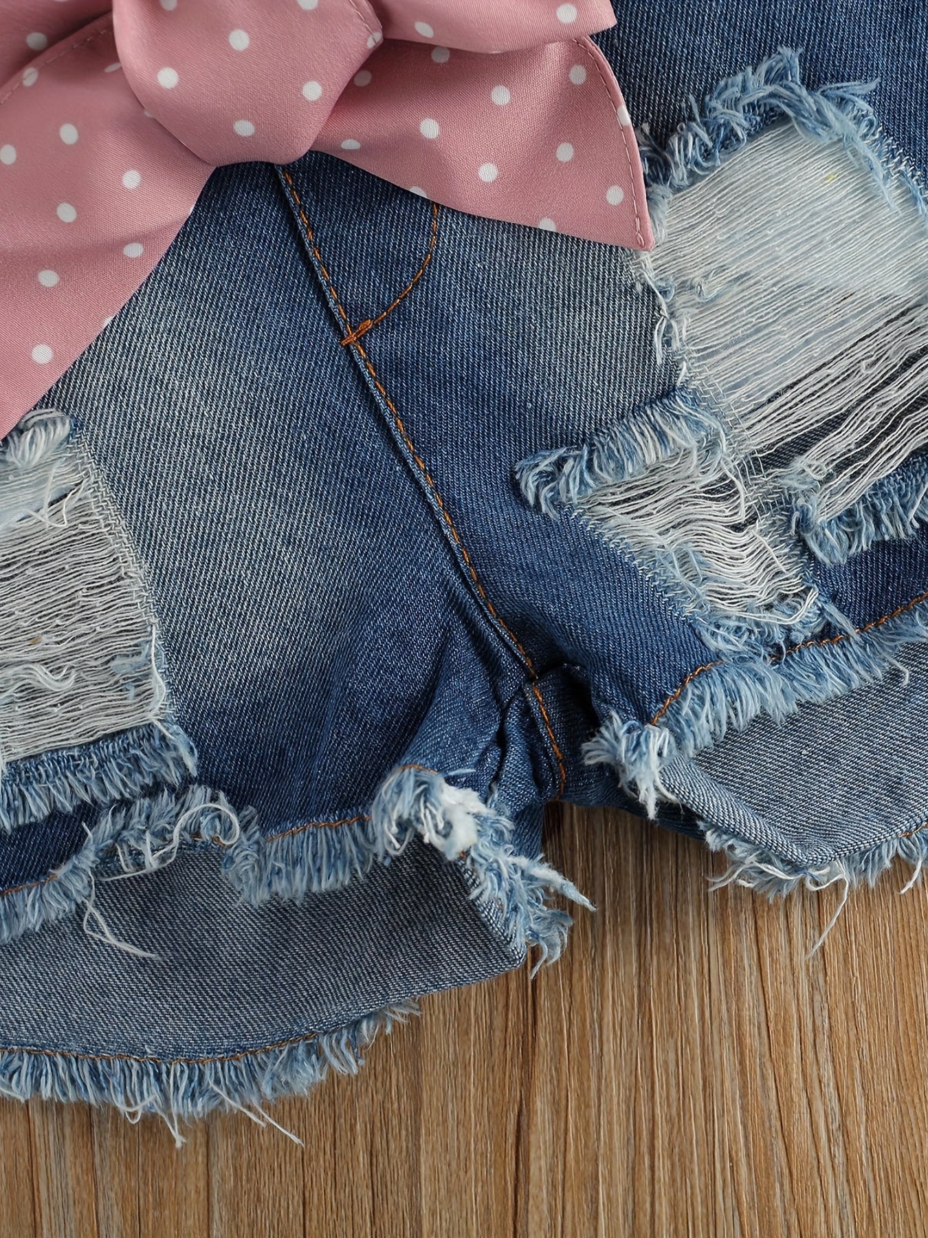 Conjunto adorável para menina com t-shirt de manga curta estampada com gelado e calções de ganga rasgados com detalhe de laço rosa - Roupa de verão elástica e respirável para uso casual, perfeita para atividades ao ar livre.