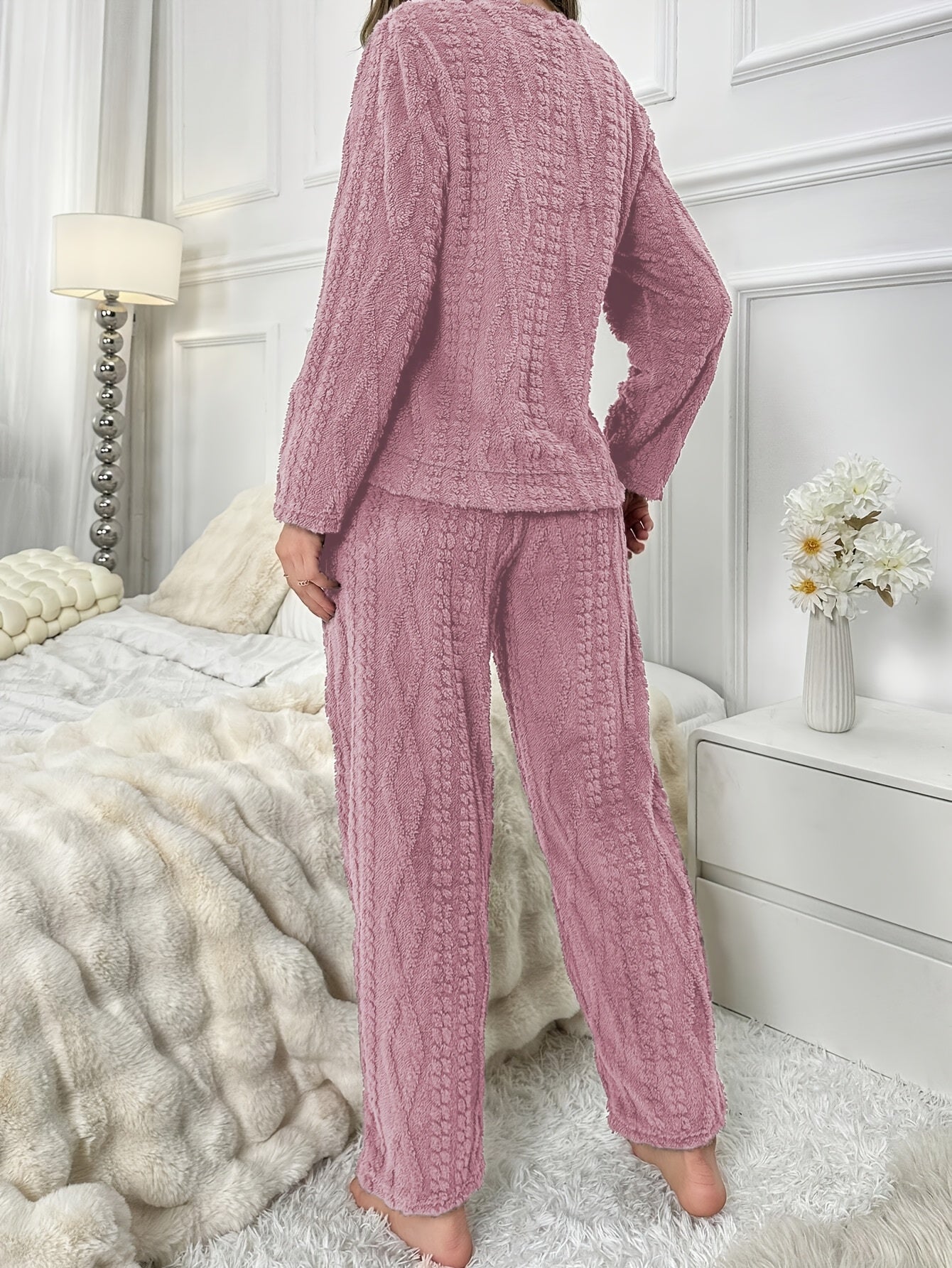 Pijama de menina em pelúcia para o outono e inverno - Conjunto com blusa de manga comprida em veludo coral grosso, gola redonda e calças. Estampado fofinho de ursinho bordado, ideal para o dia a dia. Roupa casual e confortável.