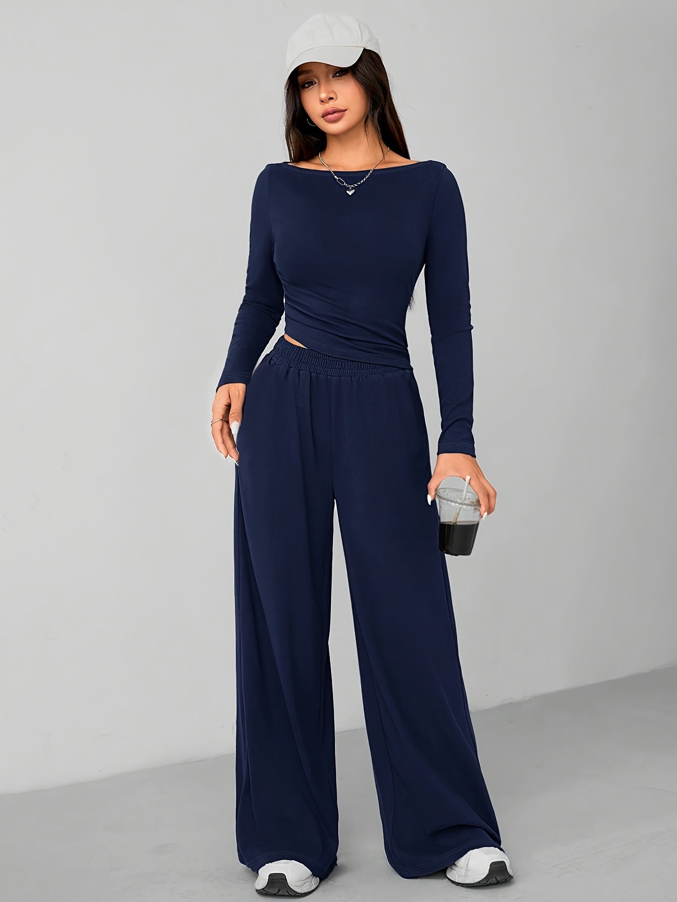 Conjunto de calças largas e corte descontraído para um look moderno e despojado em casa.