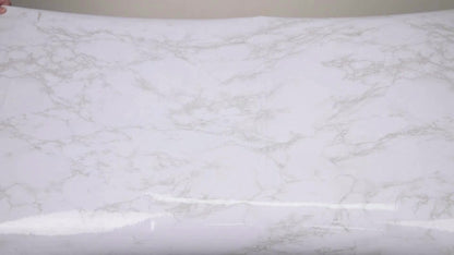 Película adesiva de mármore cinzento, 5m x 60cm, para tampos de mesa, com padrão de riscas e formas aleatórias, fácil de instalar em bancadas de cozinha e móveis.