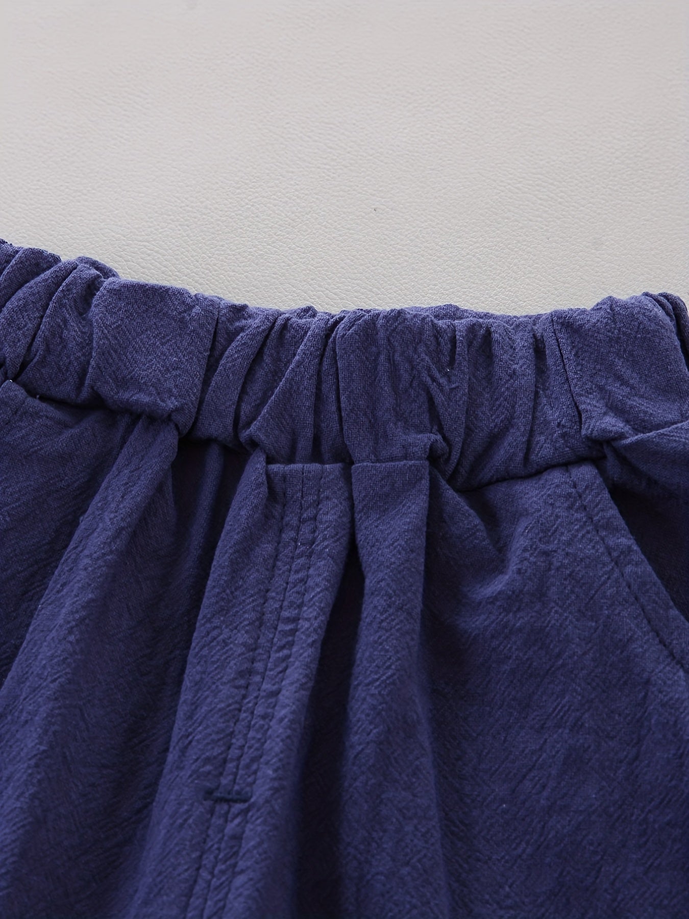 Conjunto casual para bebé menino - Camisola de manga curta e calções com estampado de penas - Conjunto infantil de 2 peças para atividades ao ar livre