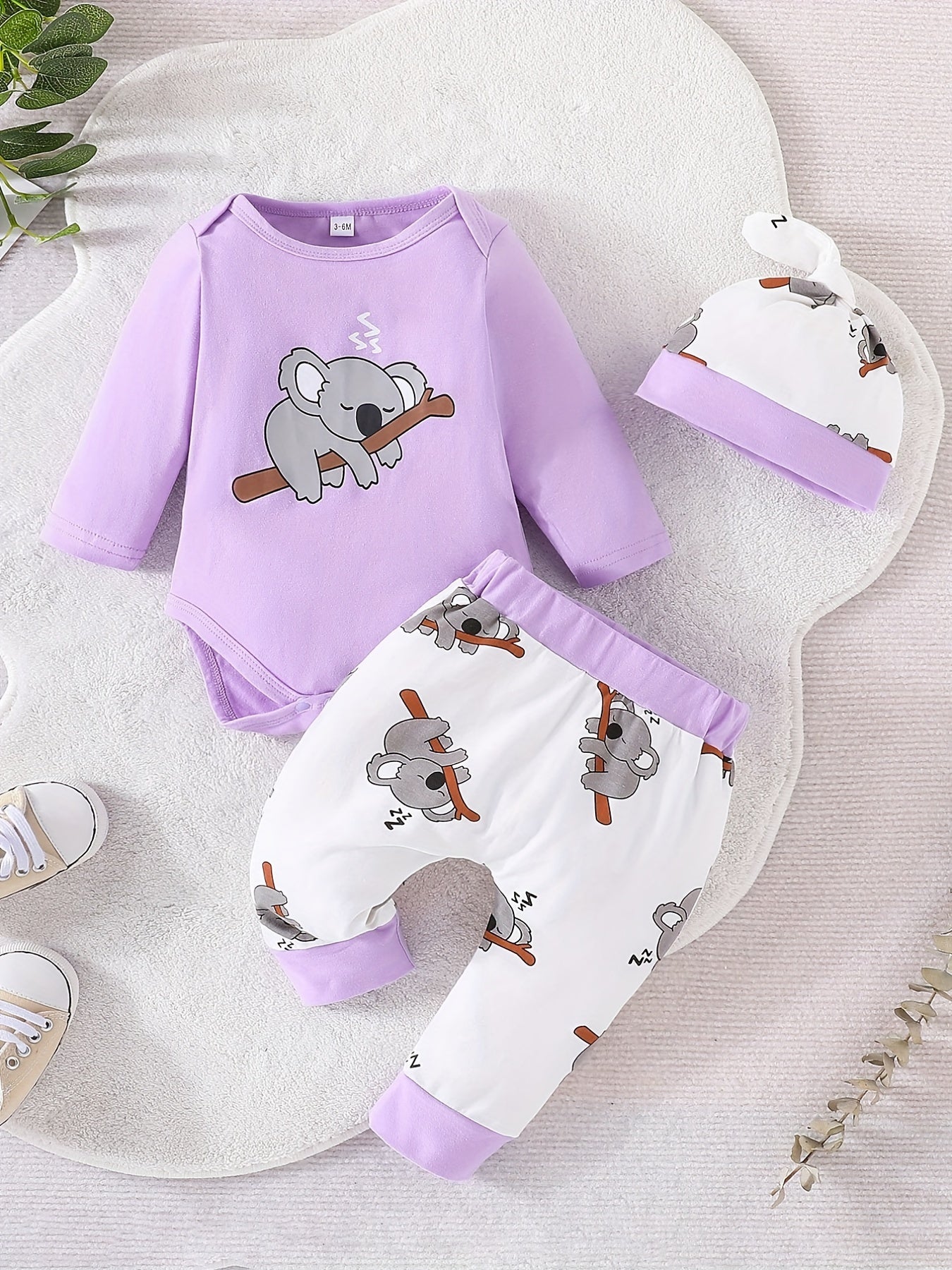 Conjunto de body de manga comprida, calças e gorro para bebé menino em algodão com estampado de coala a dormir super giro. Roupa para recém-nascido.