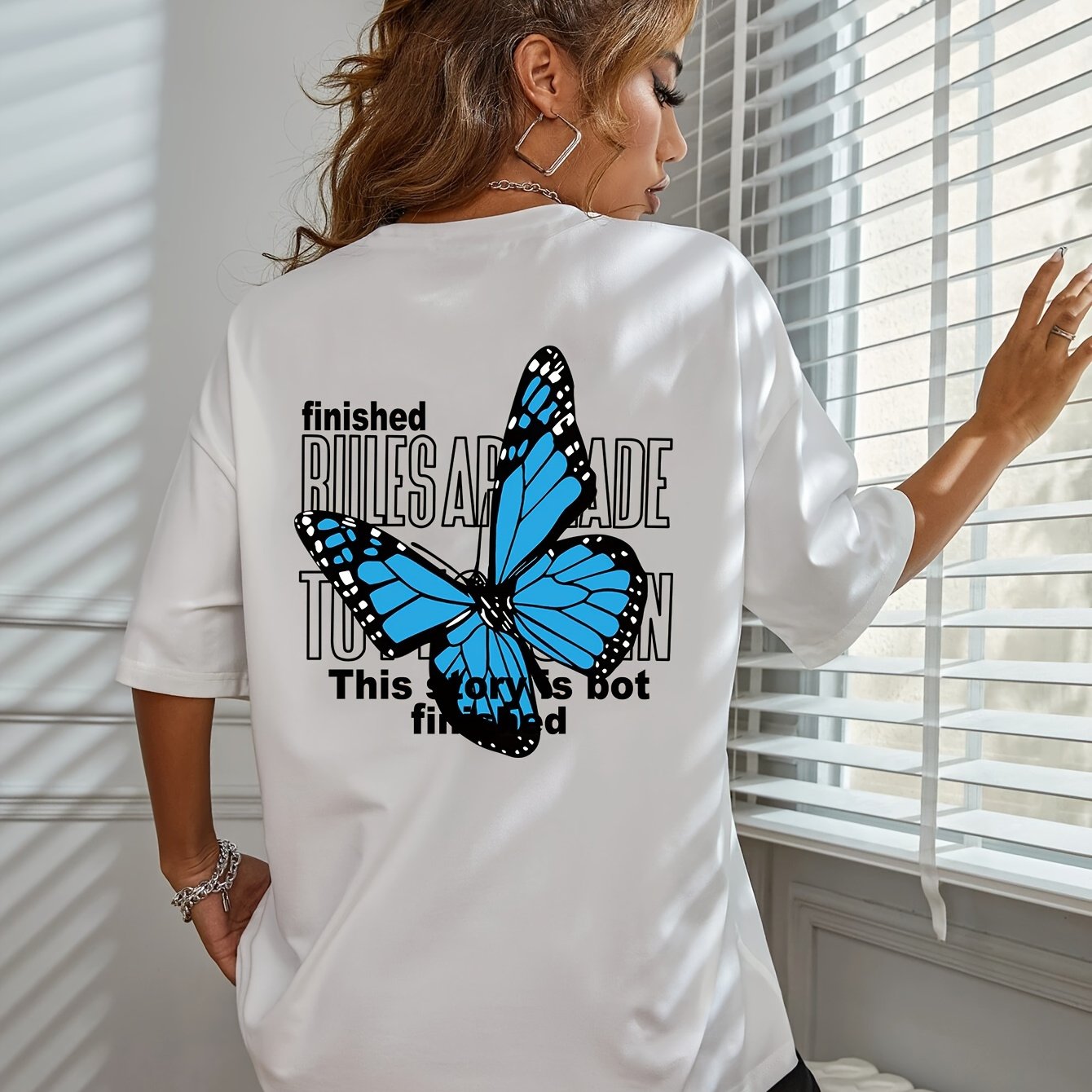 Blusa desportiva larga com estampado de borboletas, manga curta, gola redonda, ideal para corrida e uso casual. Roupa desportiva feminina.