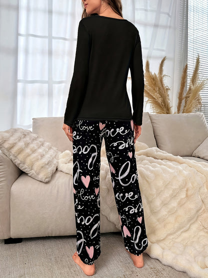 Conjunto de pijama para menina para o outono e inverno com mangas compridas, calças e estampado fofo de corações com letras em estilo cartoon. Ideal para relaxar em casa em todas as estações.