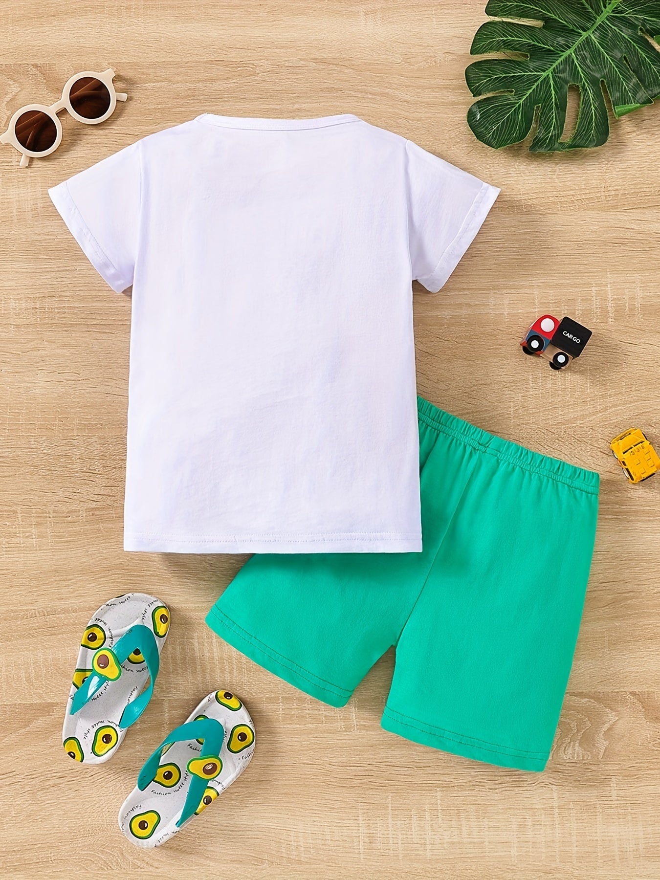 Conjunto de menino casual com estampado de tratores, composto por t-shirt de gola redonda e calções. Ideal para o dia a dia e para atividades ao ar livre.