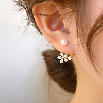 Brincos de pino com flor dourada requintada e decoração de pérola sintética com zircónias brilhantes. Joias elegantes e simples em liga metálica. Presente feminino moderno.