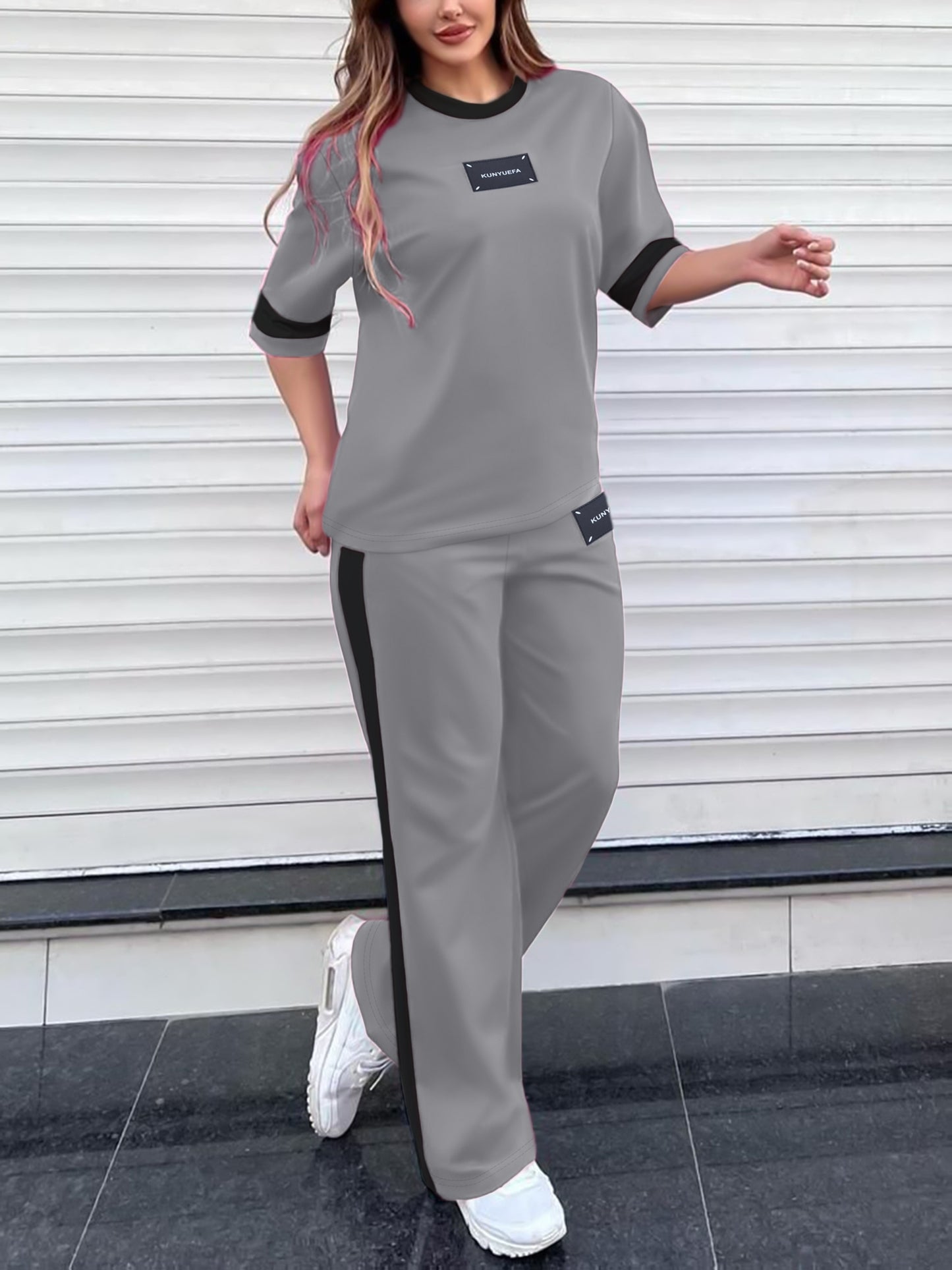 Tendência de moda outono: Conjunto de duas peças para menina composto por t-shirt de manga curta com gola redonda e blocos de cor + calças direitas casuais com cintura elástica e corte largo.