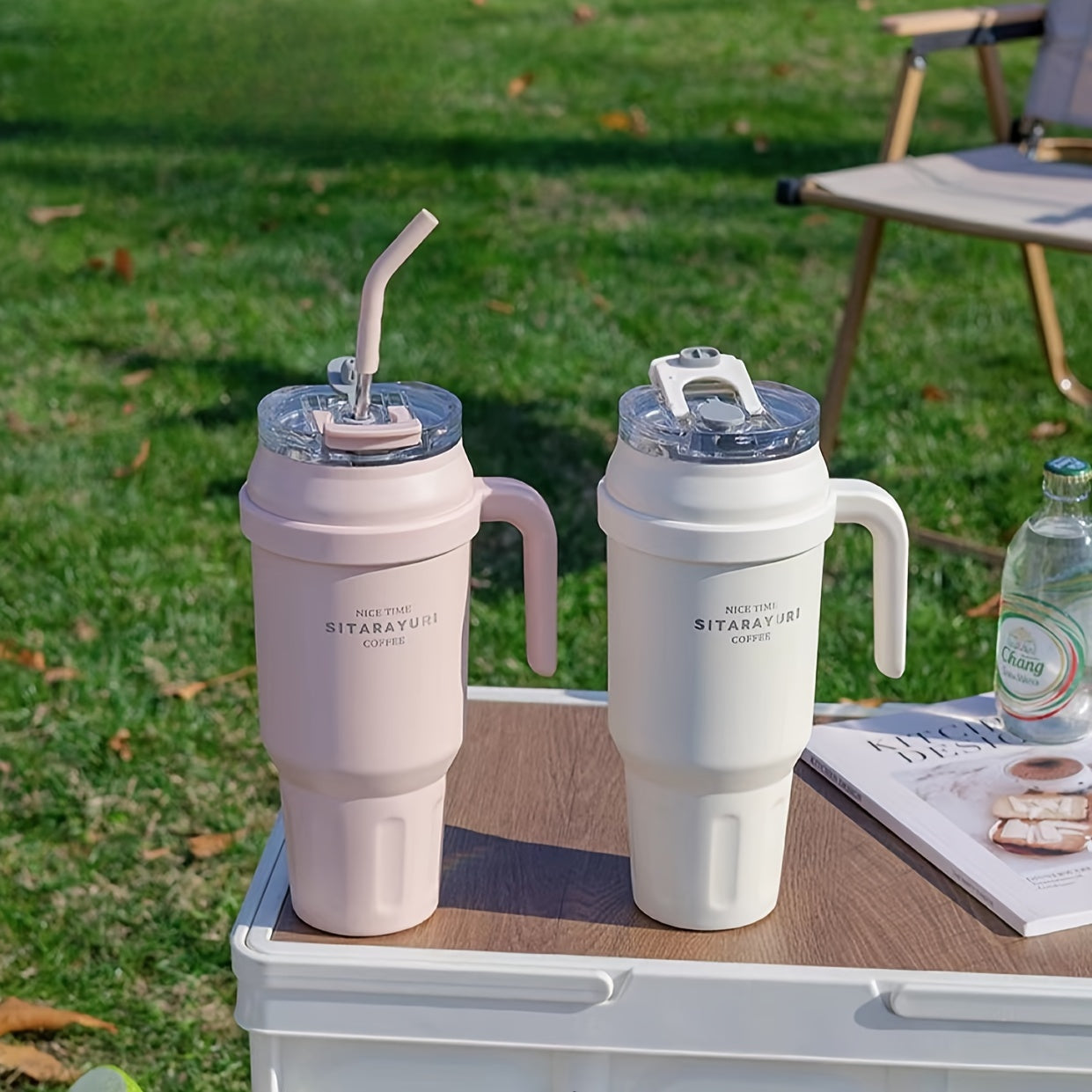 Copo térmico portátil de 1,4 litros (47,3 oz) com pega e tampa com palhinha, garrafa de água portátil de grande capacidade, copo de aço inoxidável para automóvel, ideal para desportos ao ar livre, viagens e campismo. Presente de Natal.