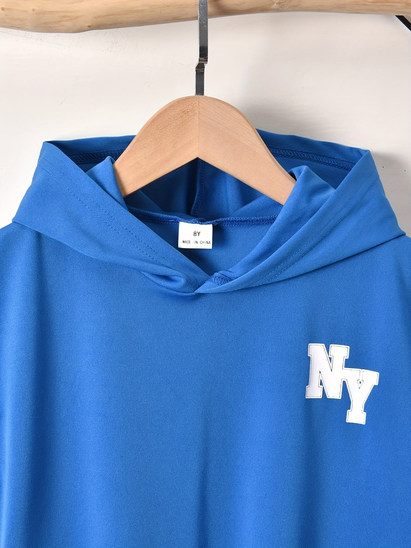 Conjunto elegante de t-shirt de manga curta com estampado de letras e calções para menino, ideal para atividades ao ar livre.