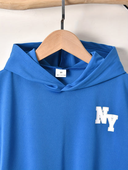 Conjunto elegante de t-shirt de manga curta com estampado de letras e calções para menino, ideal para atividades ao ar livre.