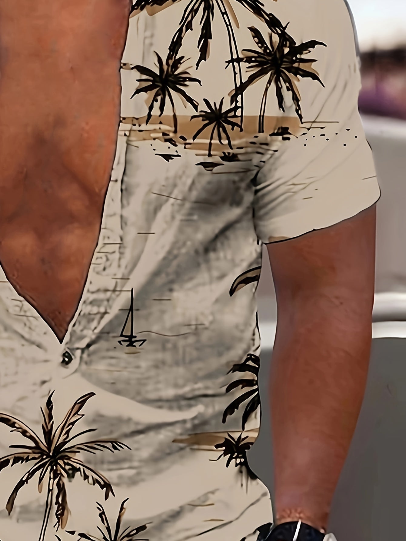 Camisa de homem de manga curta com estampado de coqueiros, ideal para o dia a dia em resorts e para a praia.