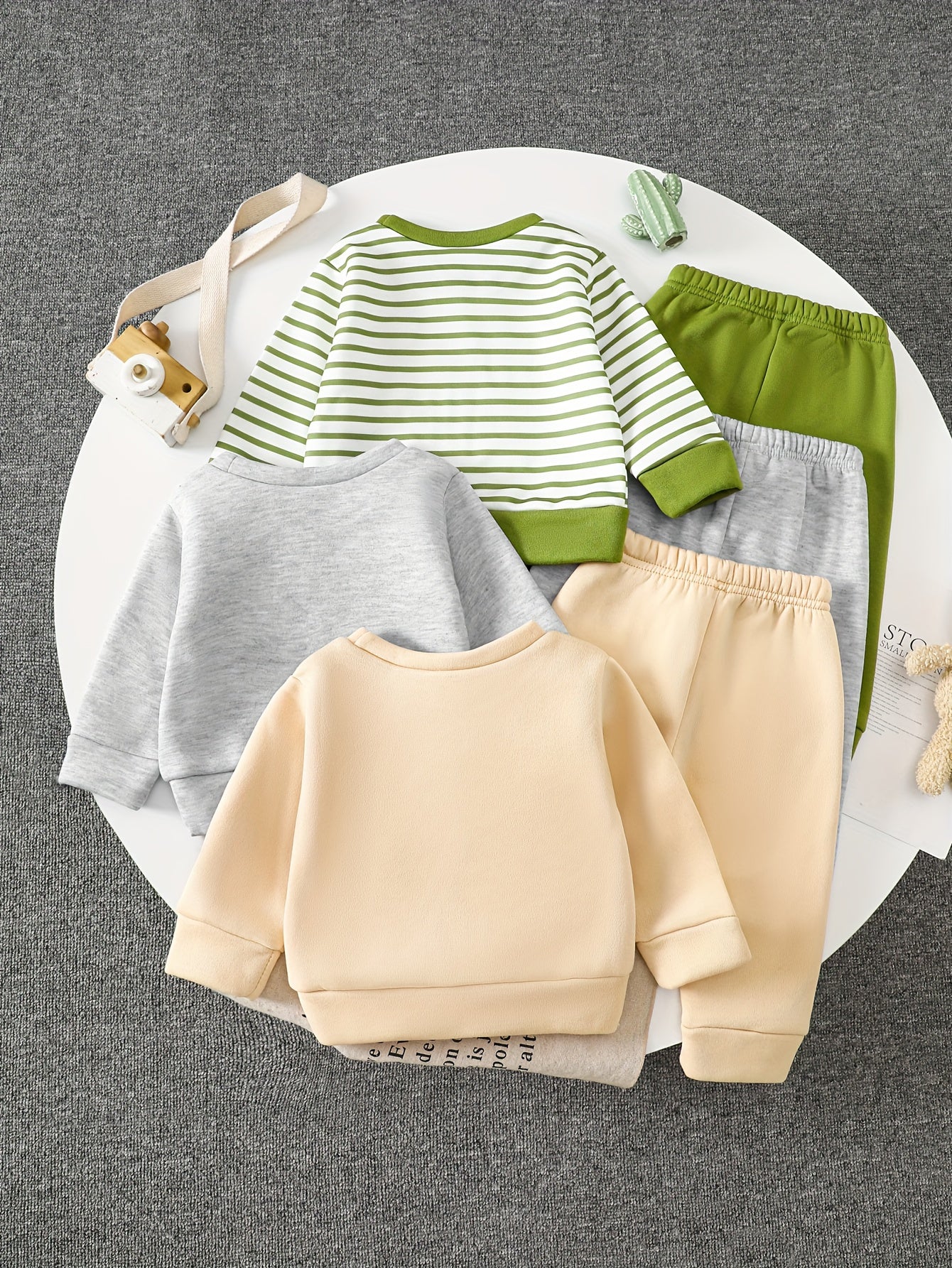 A Set of Three Fleece Hoodies for Baby Boys, Packaged in Six Pieces, Featuring a Cute Bear Patch. Perfect for Outdoor Wear During The Autumn And Winter Seasons, Making It a Great Gift for Children.